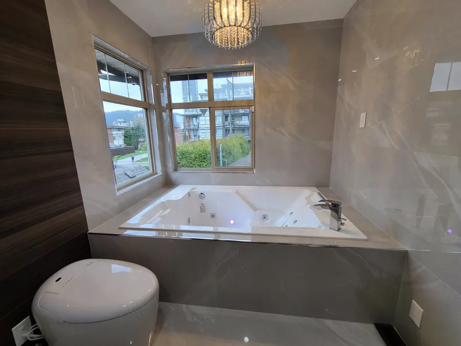 Master bathroom with walk-in shower, photo 4