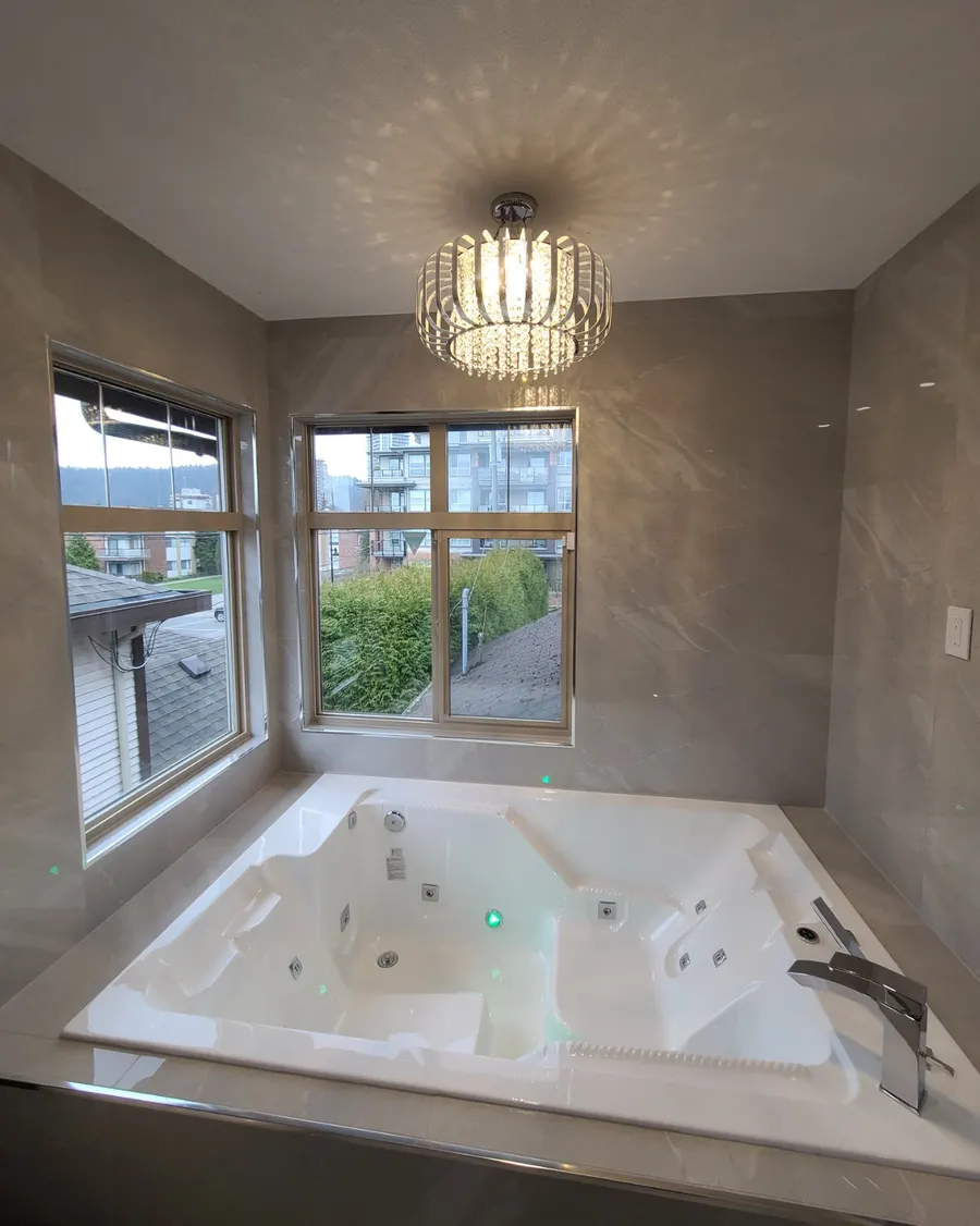 Master bathroom with walk-in shower, photo 5