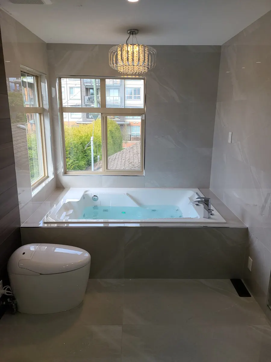 Master bathroom with walk-in shower, photo 9