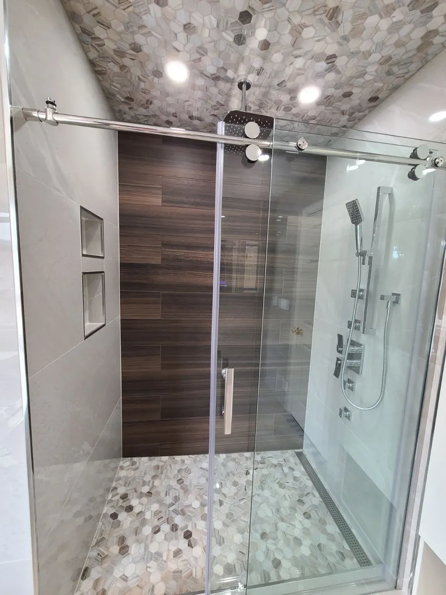 Master bathroom with walk-in shower, photo 12