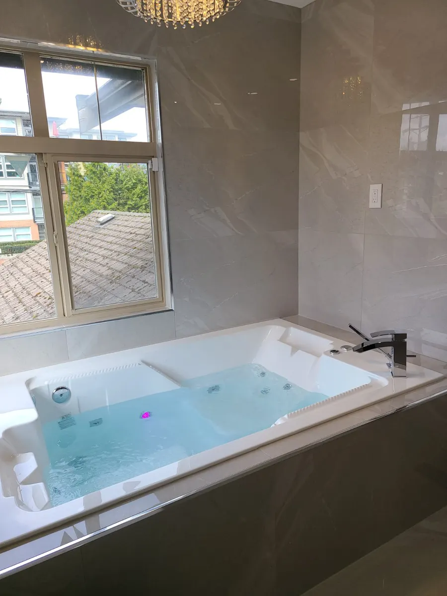 Master bathroom with walk-in shower, photo 14