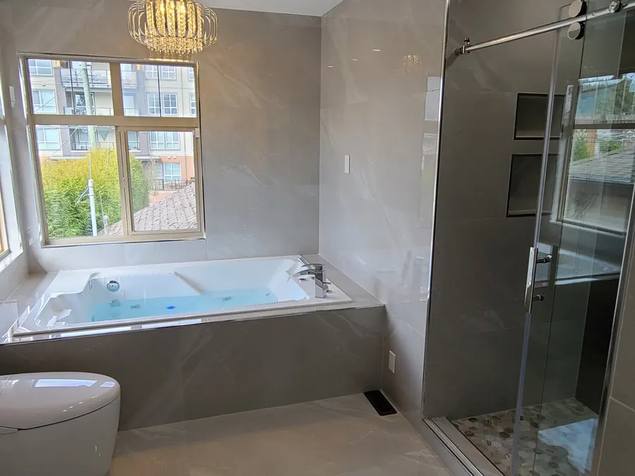 Master bathroom with walk-in shower, photo 15