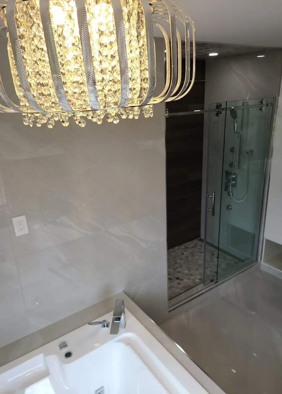 Master bathroom with walk-in shower, photo 17